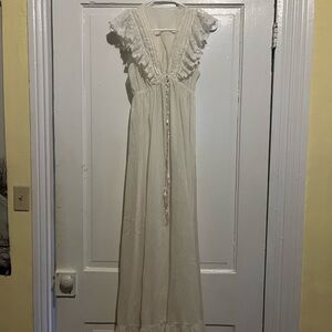 Val Mode Elegant White Lace Trim Nightgown Gunne Sax Style